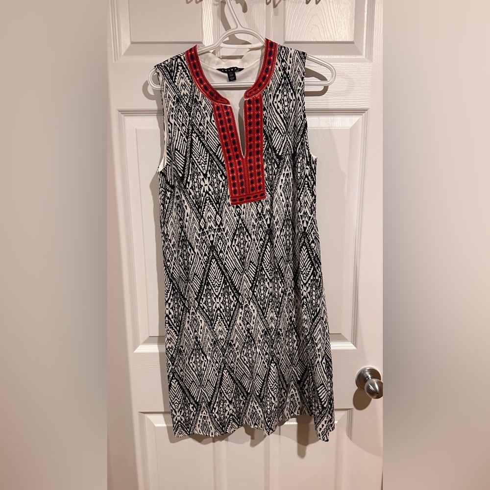💚 Tribal Black and White Patterned Top with Red Trim